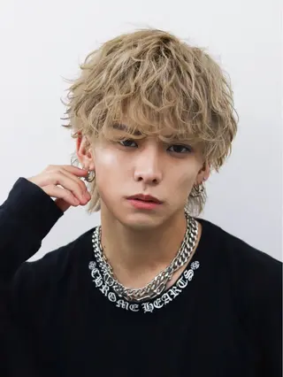 ミディアム パーマ メンズ メンズフェザー毛流れ パーマASHU渋谷のヘアスタイル