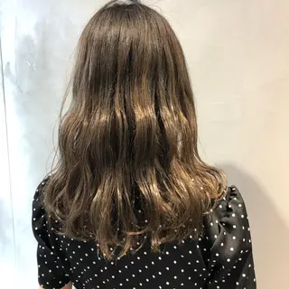 セミロング カラー 荒木 依莉亜のヘアスタイル