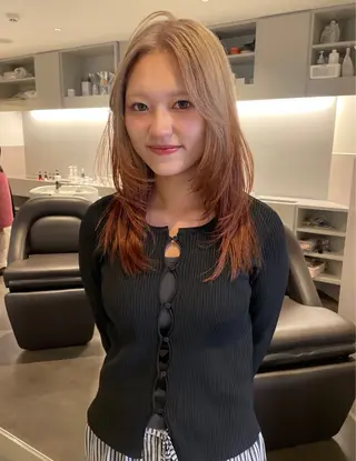 セミロング カラー MIU/ルーツカラー 顔まわりレイヤーのヘアスタイル