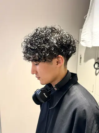 ミディアム パーマ ヘアアレンジ メンズ 顔まわりカット の達人のヘアスタイル