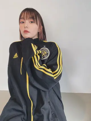 ミディアム カラー CEINE+ officialのヘアスタイル