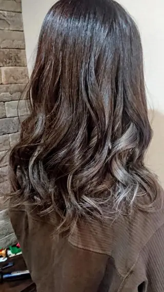 セミロング カラー 美髪 カラーリストのヘアスタイル