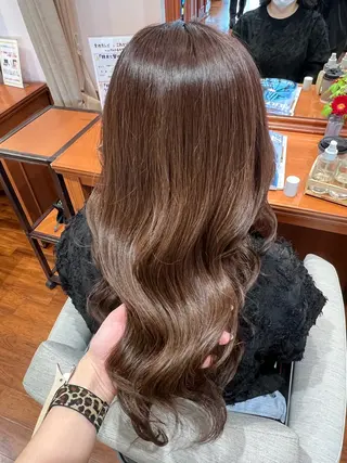 ロング カラー グラースアンジュ浦和ワシントンホテル店所属・新井 愛佳のヘアスタイル