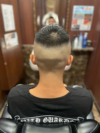 ショート メンズ 海老原 コウのヘアスタイル