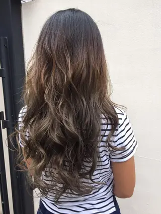 ロング カラー THE DAY所属・AKI HASHIMOTOのヘアスタイル