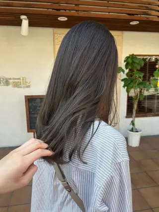 ロング カラー putri 川邉 優花のヘアスタイル