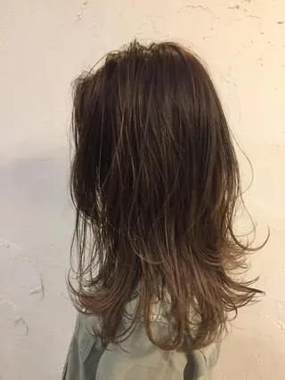 ミディアム カラー 韓国レイヤー外国人風 透明感カラー髪質改善のヘアスタイル