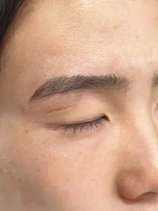 メンズ アイブロウ センターパート職人 店長/TSUBASAのヘアスタイル