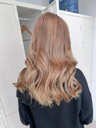 ロング カラー 艶ハイトーン‪‪🔆 ️️️安座間 希のヘアスタイル