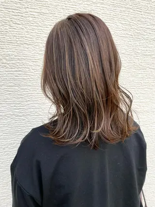カラー 新谷 玲日のヘアスタイル