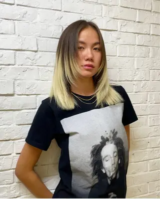 ミディアム RINA ブリーチ / 海外レイヤーのヘアスタイル