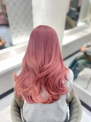 ロング GEM YURI ハイトーンカラーのヘアスタイル