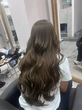 ロング カラー REAL【レアル】所属・グレージュ/透け感 カラー/透明感カラーのヘアスタイル