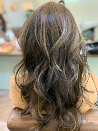 ロング カラー 鶴見 和美のヘアスタイル