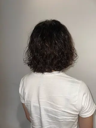 ミディアム パーマ 塩澤 榛奈のヘアスタイル