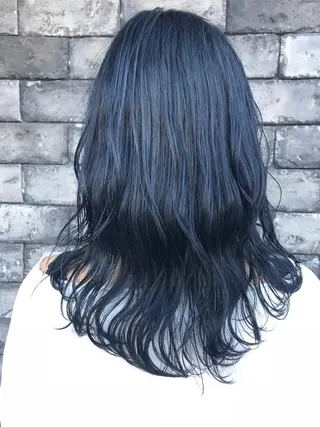 ミディアム カラー 360°キレイな ショートカットのヘアスタイル