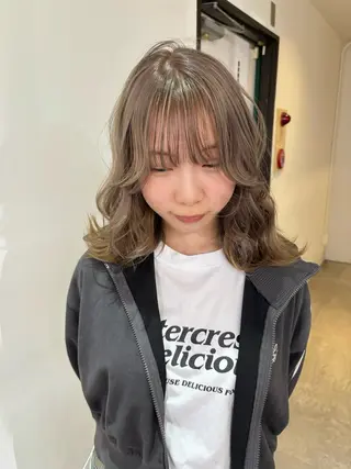 ミディアム カラー Yuna/ベージュ ダブルカラーのヘアスタイル