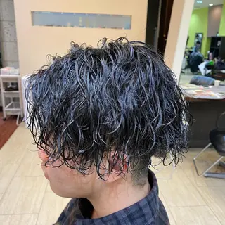 ショート カラー パーマ メンズ 三ノ宮フェザーパーマ 蕃本 啓利のヘアスタイル