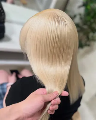 セミロング カラー ✂️carina✂️ ハイトーンカラー🤩のヘアスタイル