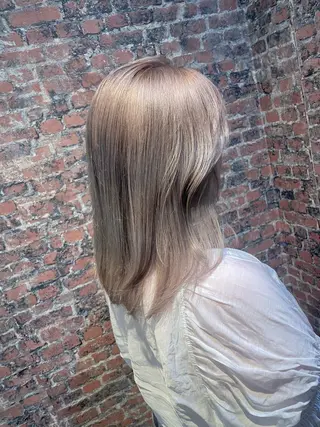 セミロング ブリーチ特化🎖️ピ ンクカラー高橋さやかのヘアスタイル