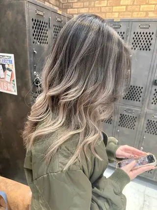 セミロング 🔷ブリーチバレイヤ ージュ🔷飯野達也のヘアスタイル