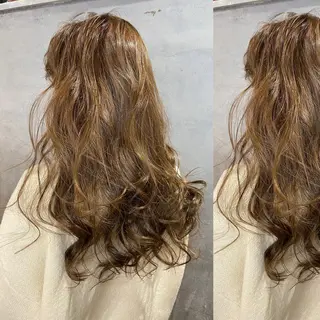 ロング カラー ツキノキ ミナのヘアスタイル