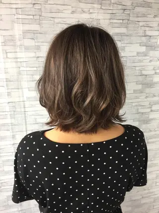 ミディアム 足立 磨咲のヘアスタイル
