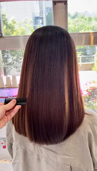 ロング メンズバレイヤージュ 斉藤春のヘアスタイル