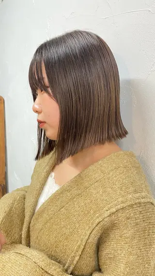 ミディアム カラー ヘアアレンジ mina / 透明感ベージュカラーのヘアスタイル
