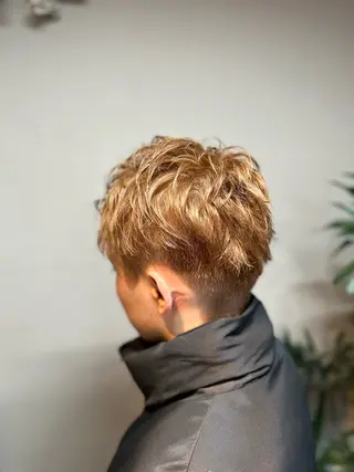 カラー メンズ arika オケシ　リョウダイのヘアスタイル