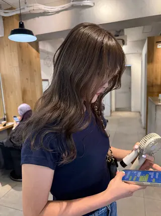 ロング カラー ミルクティー× グレージュMOMOのヘアスタイル