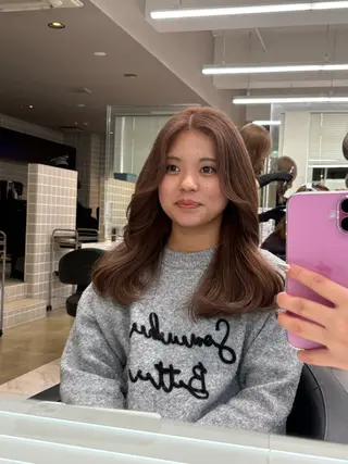 カラー ベージュ／ブラウン/ ナチュラルレイヤーのヘアスタイル