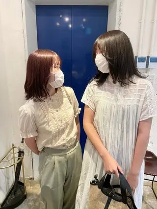 セミロング MIOベージュカラー 柔らかいカラーのヘアスタイル