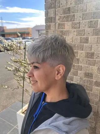 ショート カラー 豊田 恭平のヘアスタイル