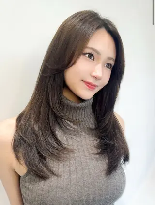 ロング カラー 伊藤 優里のヘアスタイル