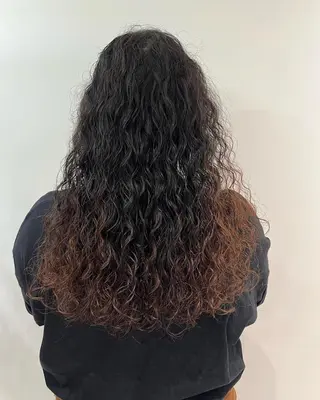 ロング パーマ 暗髪カラー🫐パーマ おくだりんかのヘアスタイル