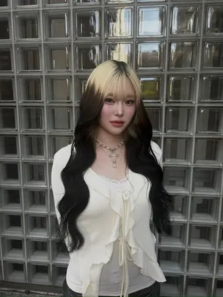 ロング LANDS RiaOSAKA【ランズ　リアオオサカ】所属・LANDS Hitomiのヘアスタイル