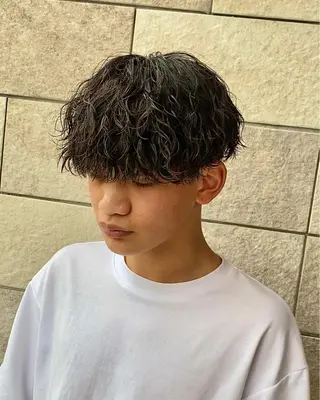 ショート パーマ メンズ 縦落ちパーマ 西條真治のヘアスタイル