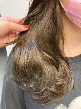 ロング カラー 岸田 莉奈のヘアスタイル