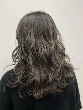 カラー セミロング Flora by siestaのヘアスタイル