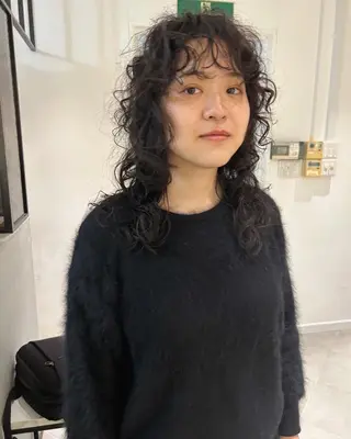 セミロング パーマ Loom.所属・村上雅人 ナチュラルモードのヘアスタイル