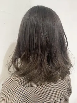 ミディアム カラー 乳井 悠香のヘアスタイル