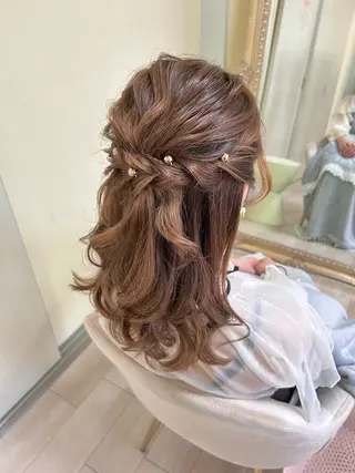 セミロング ヘアアレンジ ライト写真場所属・タニモト ユイのヘアスタイル