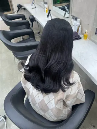 セミロング 寒色＆ブリーチ特化 寒色MiOのヘアスタイル