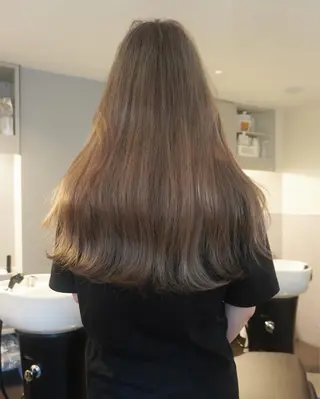 ロング カラー RAIMA ハイトーン/ベージュのヘアスタイル