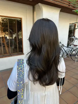 ロング カラー putri 川邉 優花のヘアスタイル