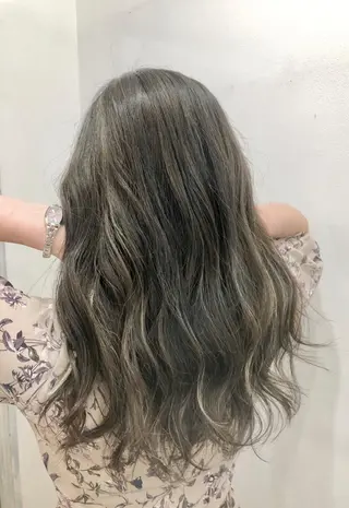 セミロング 白いハイライト🤍 タナカリョウスケのヘアスタイル