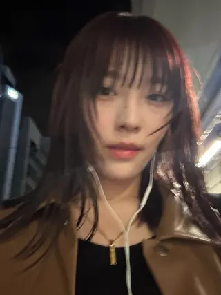 ミディアム カラー Y U  Iのヘアスタイル