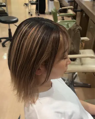 ミディアム カラー CONAN｜レイヤー ボブ／ハイトーンのヘアスタイル