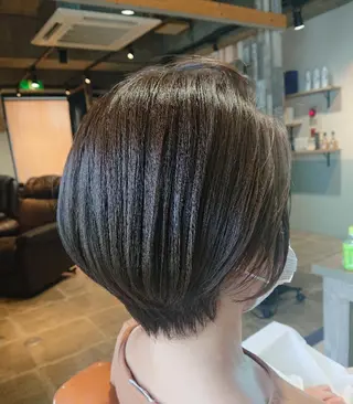 ショート カラー alushe 岡 陽子のヘアスタイル